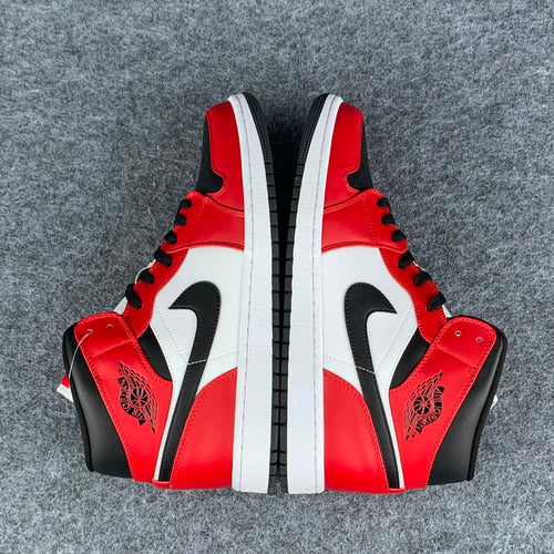 Air Jordan 1 Mid 'Chicago Black Toe'